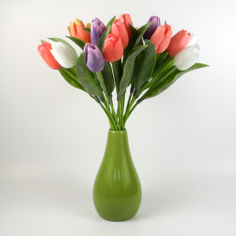 Для тюльпанов какая вода нужна в вазе. Тюльпаны в вазе. Ваза с тюльпанами. Вазы с цветами. Букет тюльпанов.